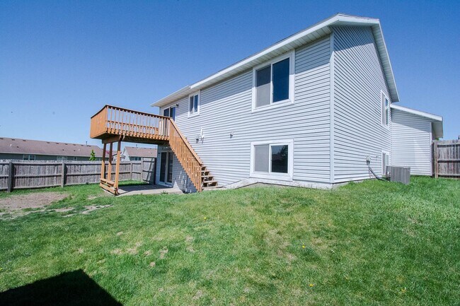 Foto del edificio - Spacious, freshly painted split entry home in NW Rochester!