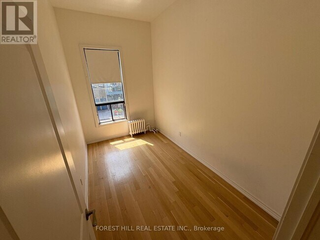 Building Photo - 756 Queen St W