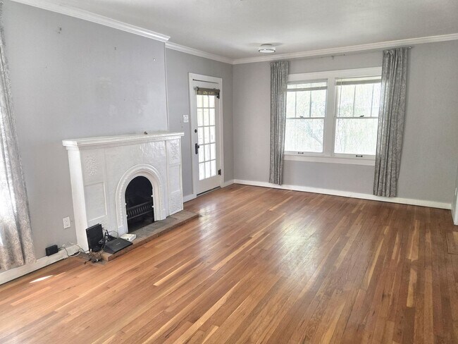 Building Photo - 2 bed 2 bath Tudor historic upgraded home