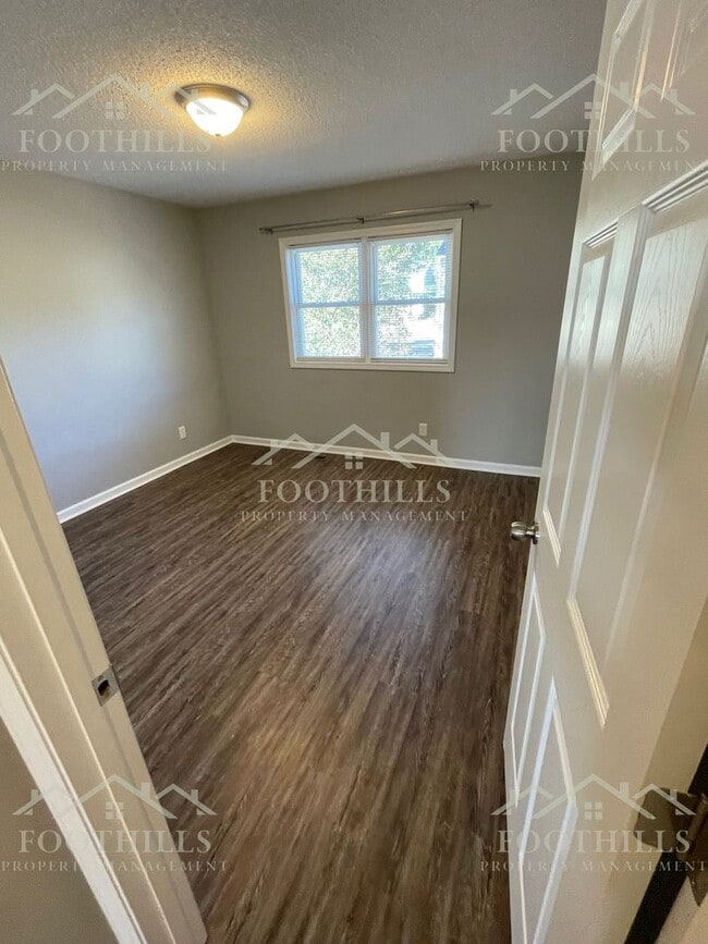 Foto del edificio - 2-Bedroom Home with Fenced Backyard and Ap...