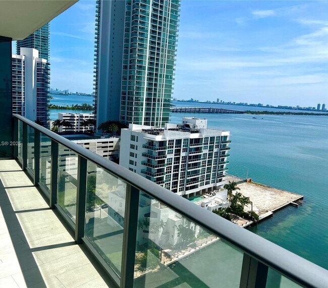 Foto del edificio - 460 NE 28th St