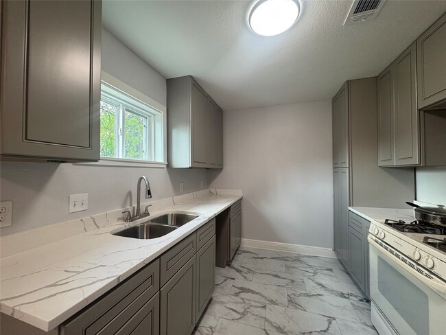 Foto del edificio - 6645 Lodge St