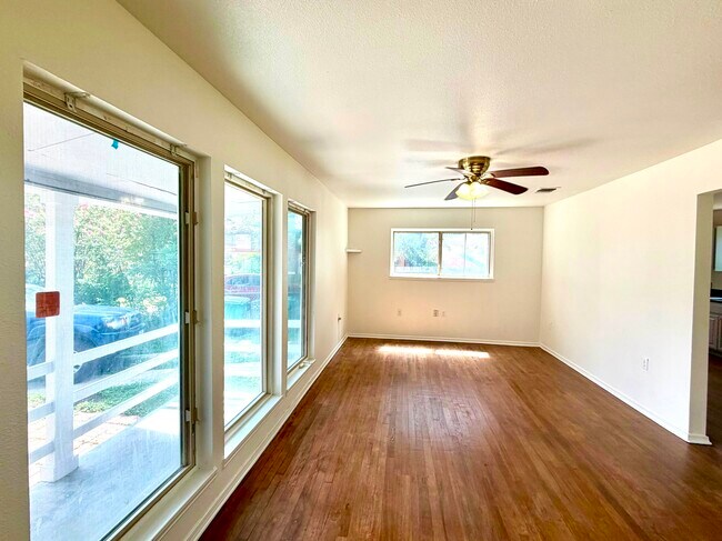 Building Photo - 515 Bangor Dr