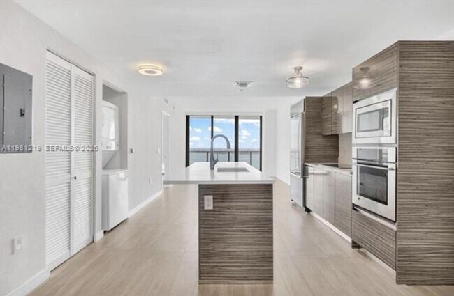 Foto del edificio - 460 NE 28th St