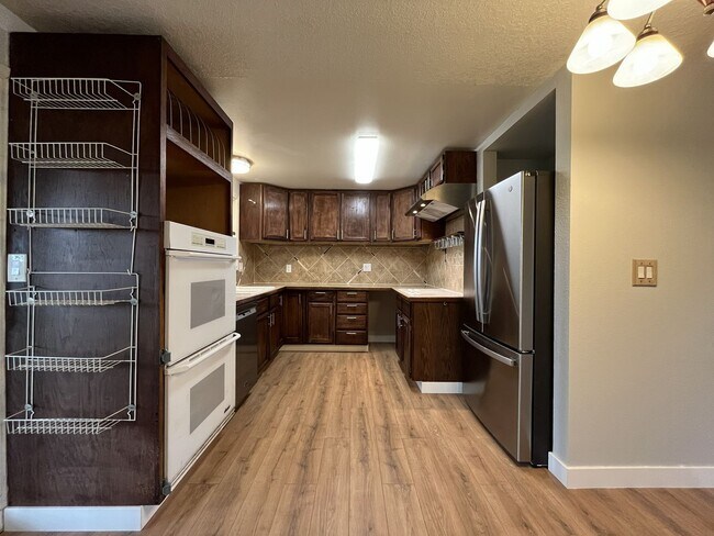 Foto del edificio - Beautifully Maintained Single-Level 3 Bedroom Home in North Plains Featuring Flexible Living Spac...