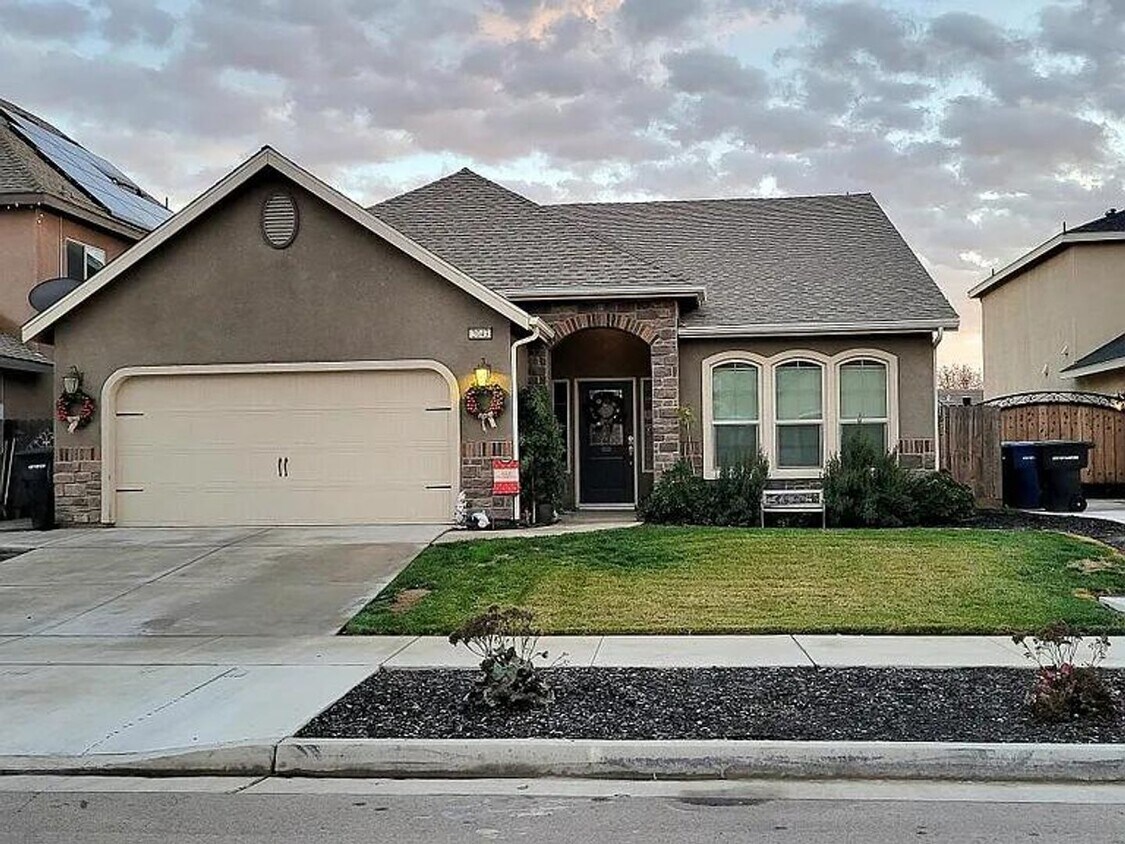 Foto principal - Beautiful home located in one of NW Hanfor...