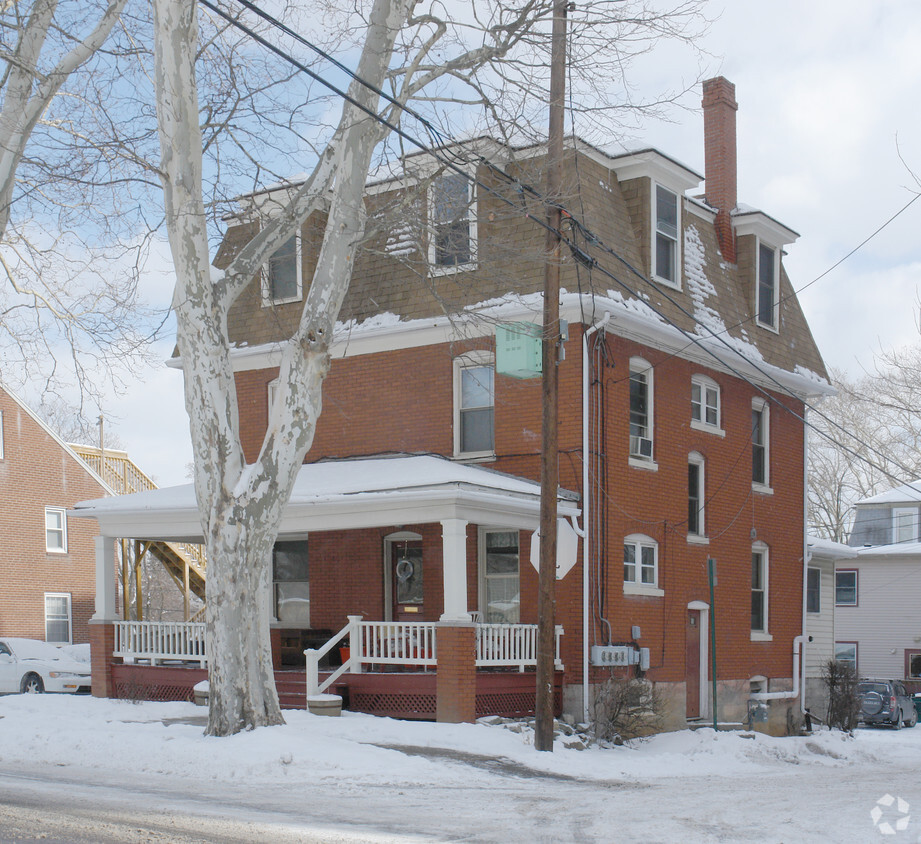 Building Photo - 220 E Foster Ave