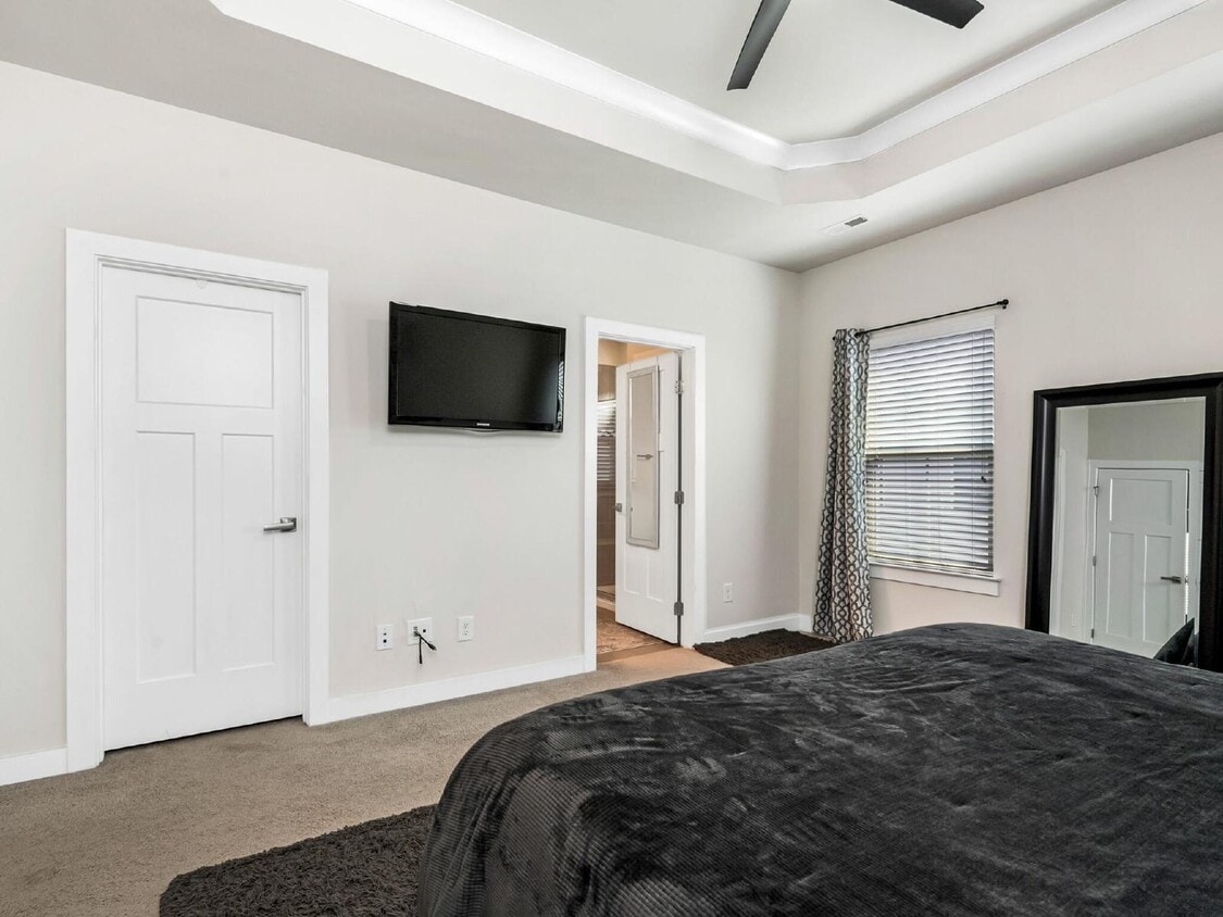 Primary Photo - End unit townhome just minutes from uptown!!