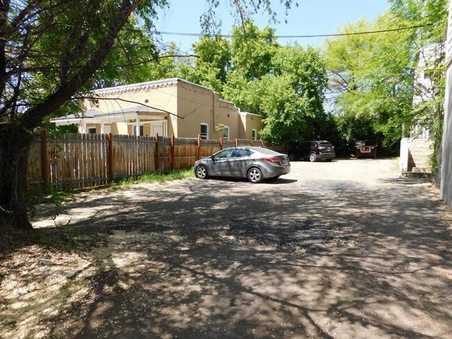 Building Photo - 560 600 E