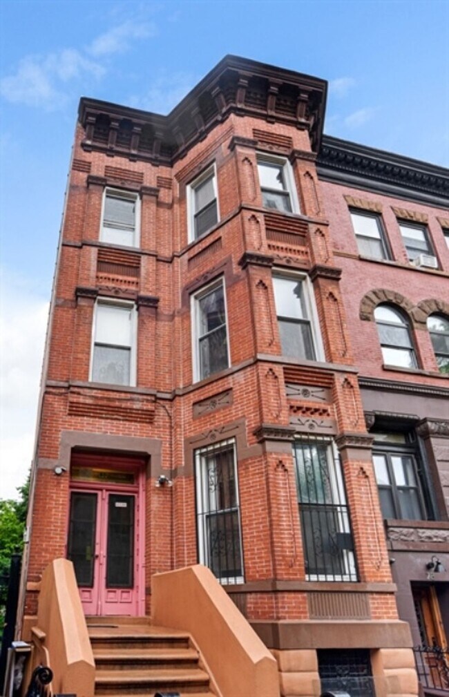 Building Photo - 80 Halsey St