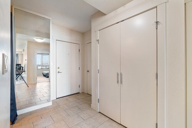 Building Photo - Bright One-Bedroom Condo with In-Suite Lau...
