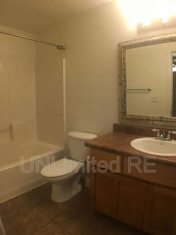 Foto del edificio - 1385 W University Ave