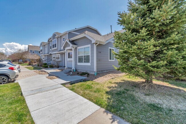 Foto del edificio - Charming 3 Bedroom 3 Bath Townhouse in Green Valley Ranch!