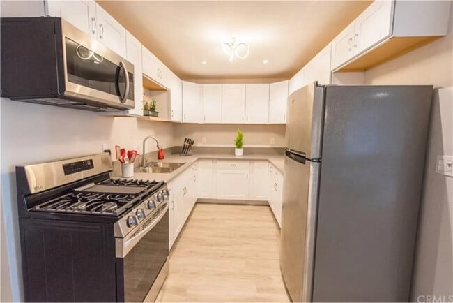 Building Photo - 12426 S Vermont Ave