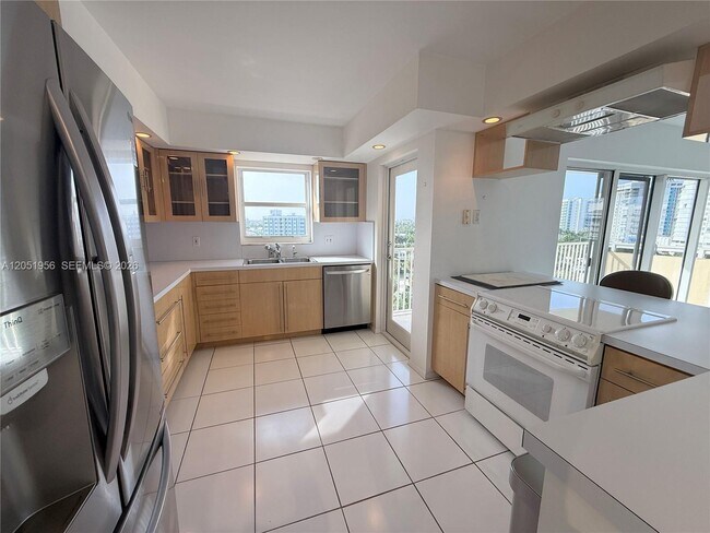 Foto del edificio - 1200 Hibiscus Ave