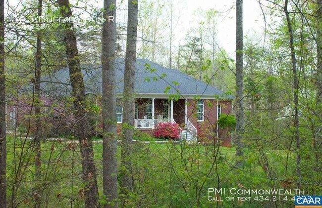 Building Photo - 3 Bed / 2 Bath Single Family (Available 6/1)