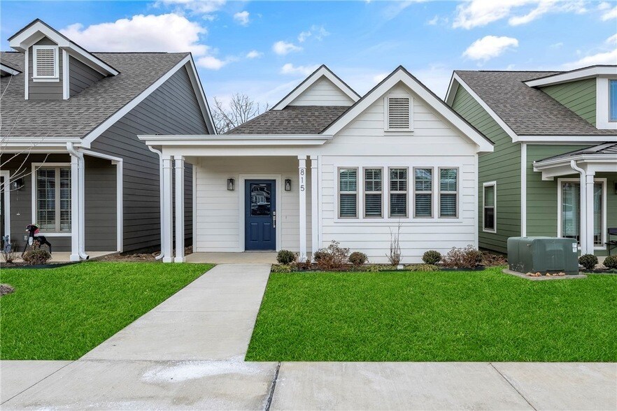 Foto principal - 815 NE Hts Ln