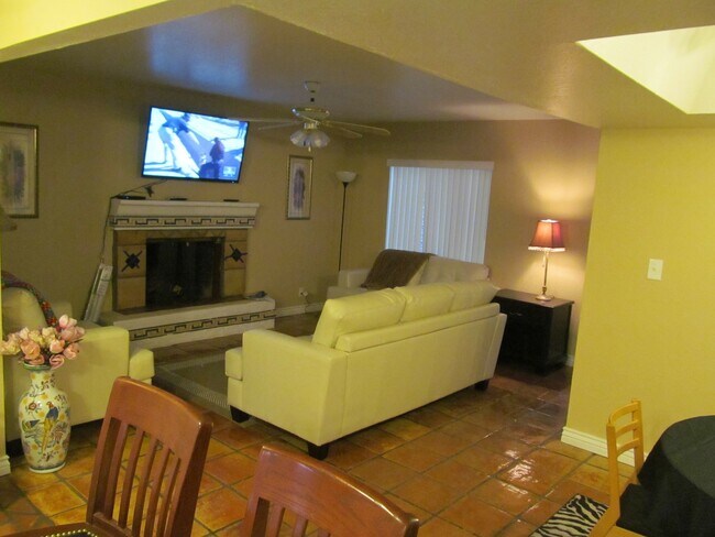 Building Photo - 2BR/2BA HOME W/ 2 CAR GARAGE AND COMMUNITY...
