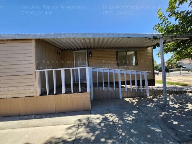 Building Photo - 3 bedroom/ 2 bathroom home