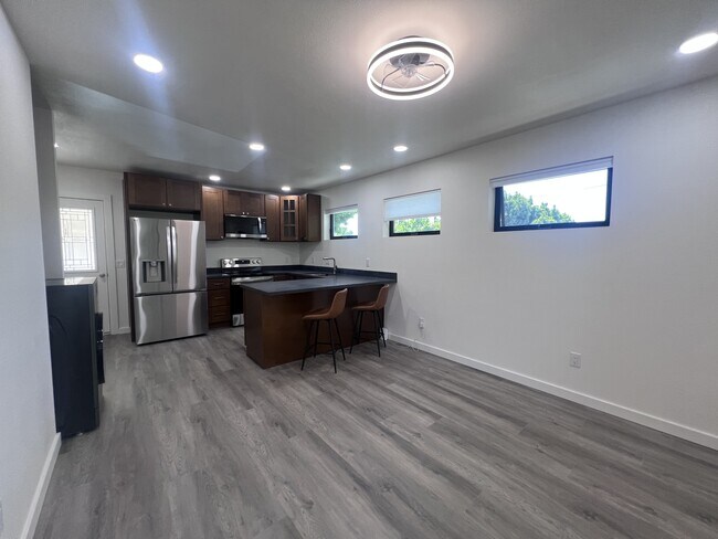 Building Photo - 837 Walnut Ln