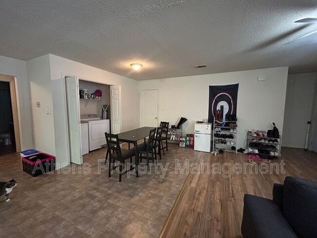 Building Photo - 1824 Cedar Shoals Dr