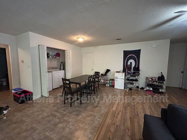 Foto del edificio - 1824 Cedar Shoals Dr