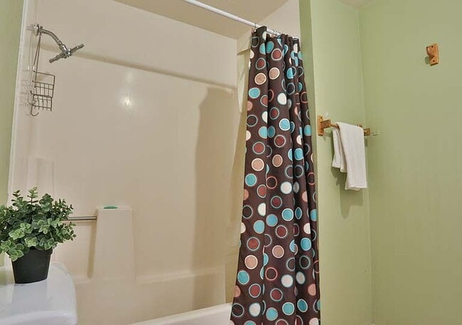 Building Photo - "Charming 2-Bedroom Retreat with Spacious ...
