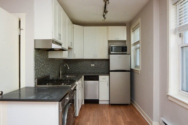 Building Photo - 511 W Belmont Ave