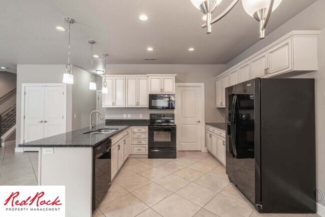 Foto del edificio - Spacious 4 Bedroom, 2.5 Bathroom Centrally...