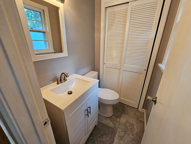 Building Photo - Spacious 3 Bedroom, 1.5 Bath House with Detached Garage