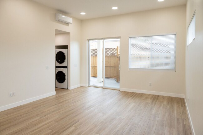 Vista de la sala de estar, puerta al patio privado y pasillo a la izquierda. - 4772 Bancroft St