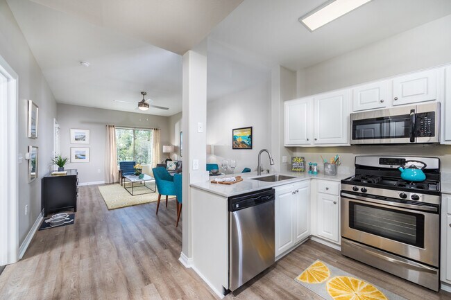 Cocina y sala de estar modernas - Overture Rancho Santa Margarita 55+ Senior Housing Apartment Homes