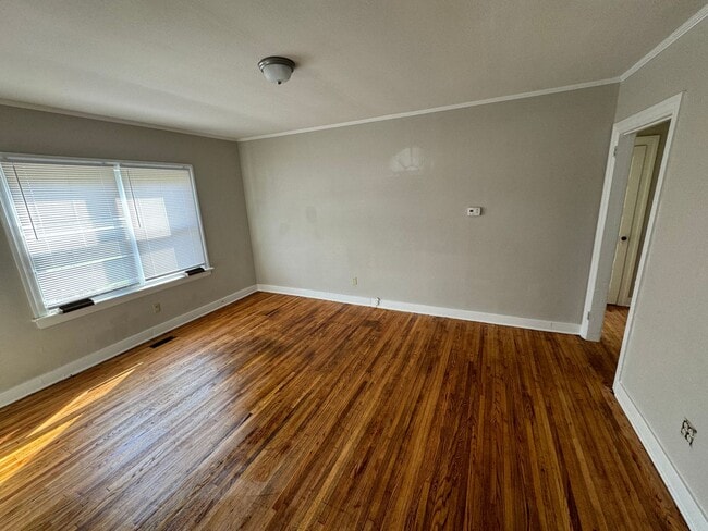 Building Photo - 3 Bedroom House in Fairview Circle