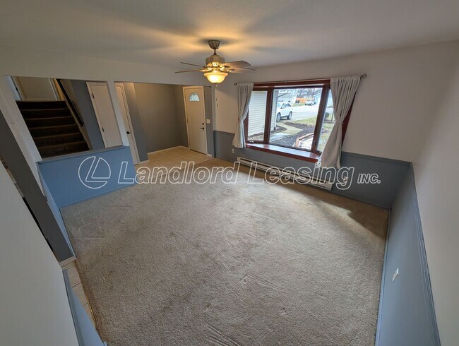 Foto del edificio - Spacious Elyria Split-Level Near LCCC with Fireplace & Fenced Yard
