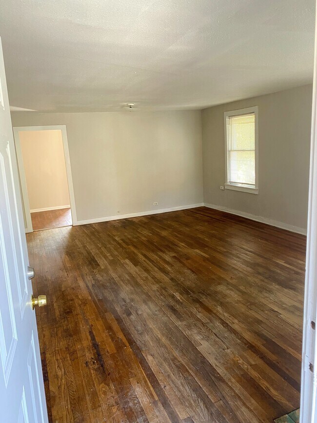 Building Photo - 422 Blue Bonnet St