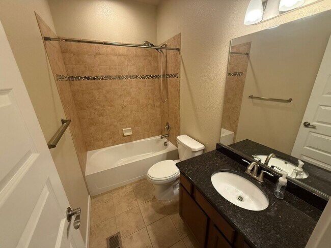 Foto del edificio - Spacious Modern 5-Bedroom Ranch Home in Hi...