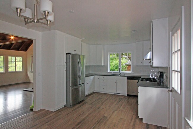 Foto del edificio - 10 Rock Ridge Rd