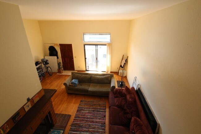 Foto del edificio - Spacious 3 Bedroom + Bonus Room Townhome with 2-car garage