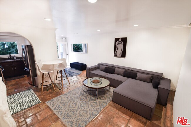 Foto del edificio - 1355 N Sierra Bonita Ave