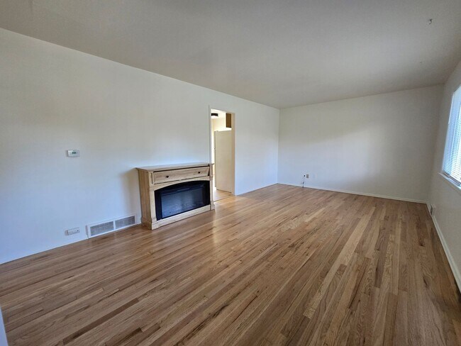 Building Photo - AVAILABLE NOW! Updated 3 Bedroom Ranch in South Boulder!