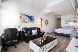 Building Photo - 6552 Av. De Chateaubriand