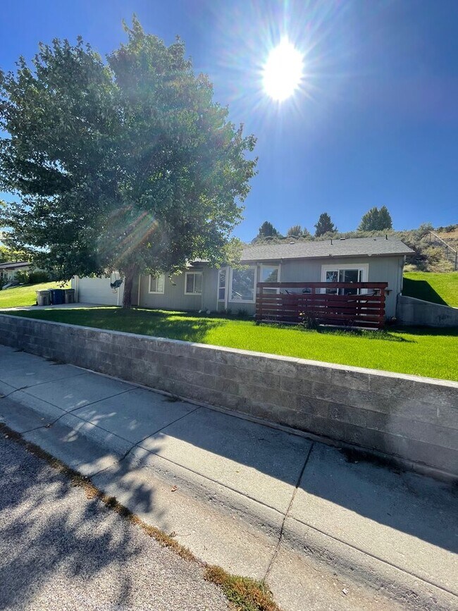 Building Photo - 2667 E Mendota Dr