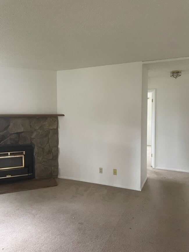Building Photo - 2 Bedroom 2 Bath Condo with Deck and Firep...