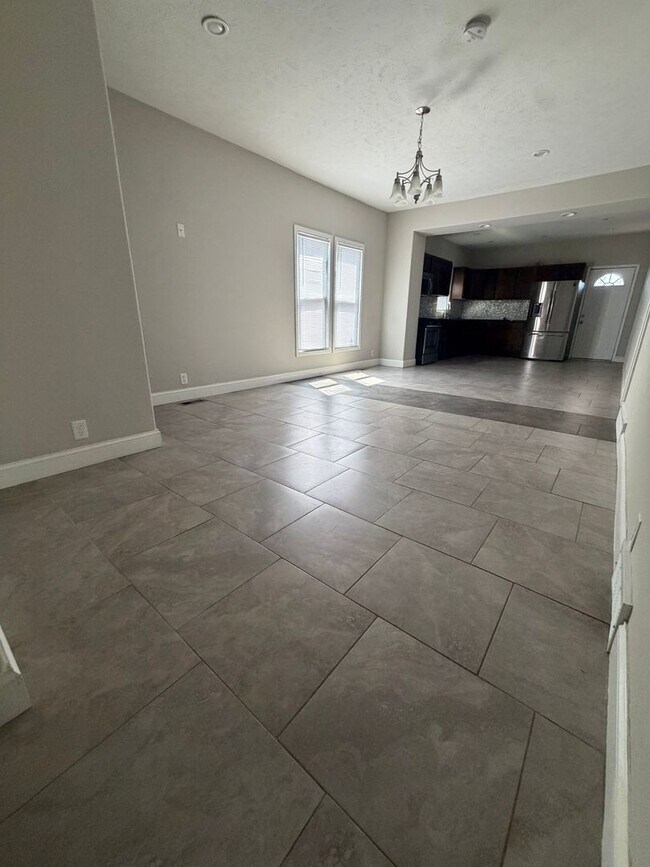 Foto del edificio - Spacious 4 Bedroom 2 Bathroom House on West End!