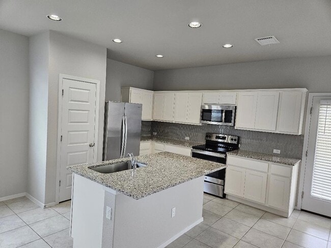 Building Photo - 210 Four Star Dr