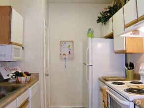 A2 Kitchen - Legacy Oaks Apartments