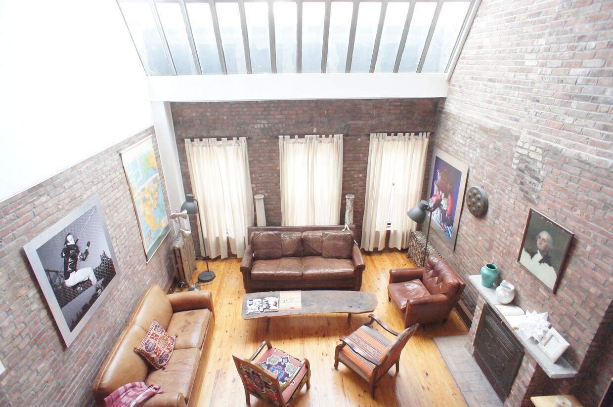 Primary Photo - 2 W 131st St