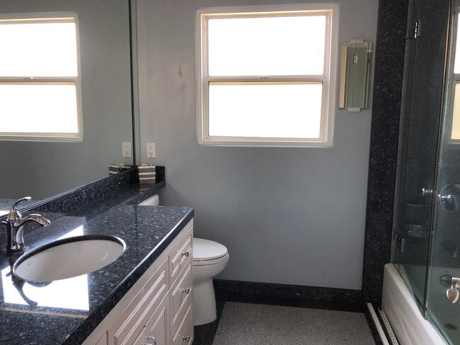 Main bathroom - 21 N Florence Walk