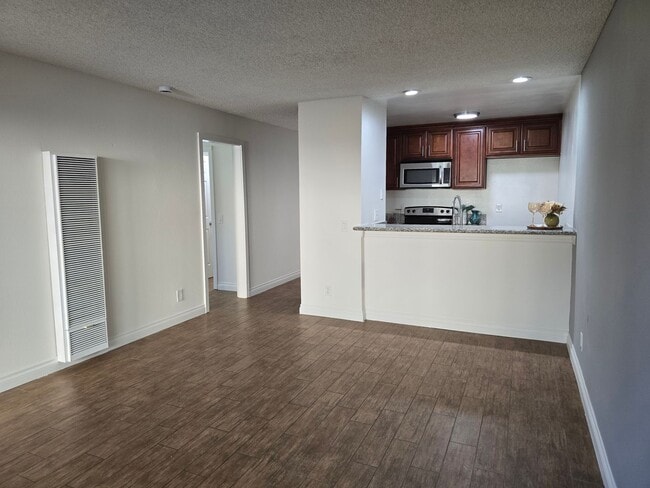 Foto del edificio - Downstairs 1 Bedroom Unit with Front Patio...