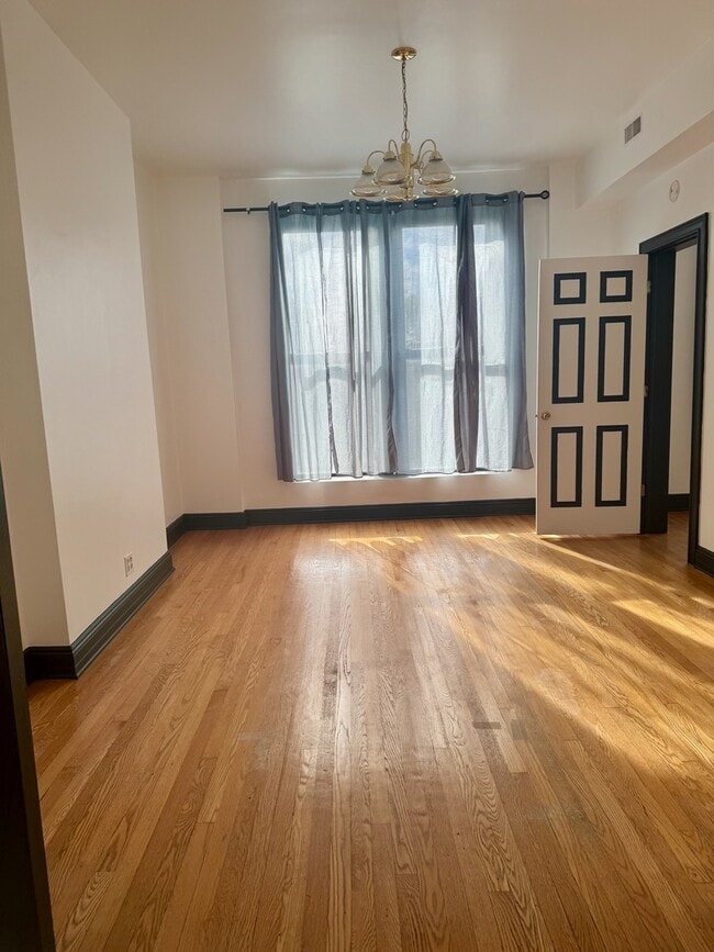 Foto del edificio - 949 N Damen Ave